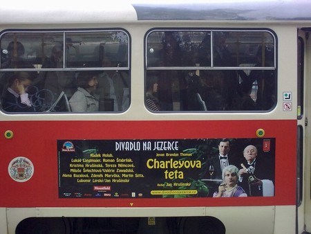Charleyova_teta_QS_folie_tramvaje_propagace_DNJ