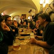 Dva stoly s prehledem