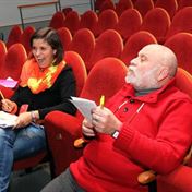 Foto ze zakulisi Ivan Kahun - divaci v hledisti Veronika Zemankova s Arnostem Goldflamem