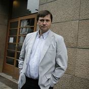 pred divadlem kde se hralo