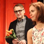 Proč nese Cyril Lindě květinu?