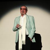 Ruda Starz jako stárnoucí scenárista na odpočinku