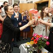 Přípitek na střídačce