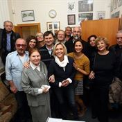 Res publica III - Marie Tomášová a soubor DNJ, v pozadí režisér Karel Kříž