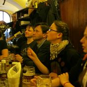 Kdo to prisel??? Uz neni misto...