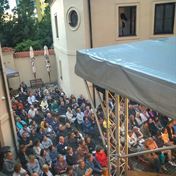 NÁDVOŘÍ PLNÉ DIVÁKŮ JEZERKY