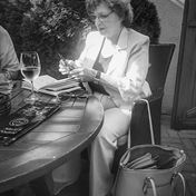 Stále božská Angelika - paní Libuše Švormová. Povídání před představením Je úchvatná! na zájezdě v Jablonci. 