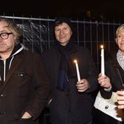 28. října jsme na Staroměstském nám. zapálili svíčky za svobodnou republiku a demokracii. Jan Hřebejk, Jan Hrušínský, Míla Šplechtová a další.