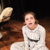 Denisa hraje v Aristokratce Denisu.