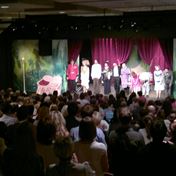 Stojici hlediste pri dekovacce Charleyovy tety