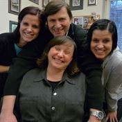 Opora divadla - Lubica Ferencova sestavuje hraci plany aneb kancelar DNJ - Eliska Honza Lubica Verunka