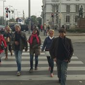 Ve Vidni Jezerka rada chodi po kavarnach. Zleva: Terezka Nemcova, Helenka Jirankova, Zdenek Hruska, Miluska Splechtova a Honza Hrusinsky.