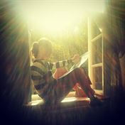 Pred mlhou hustou tak, ze by se dala krajet...utekla na okno Klarka Issova.