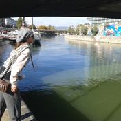 Kristyna Hrusinska plive ve Vidni do Dunaje - zatimco kolegove hraji Zenitbu