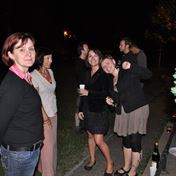 Inspektorka hlediste Lucinka Markova ma vse pod kontrolou i na zaverecnem vecirku pred divadlem.