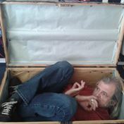 Rosta Novak zabaleny v kufru na zkousce Komediantu