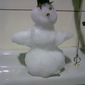 Zatimco jsme v lednu 2012 hrali v Trebici Kumst Verlisky /Veronika a Eliska/ umistily v satne na umyvadlo maleho snehulaka. Jestlipak tam jeste je?...