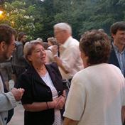 Zaverecny cervnovy vecirek po jedne sezone... Milos Hlavica Ruzena Merunkova Jirina Bohdalova Jan Hrusinsky v pozadi rozmazan Jaroslav Satoransky.