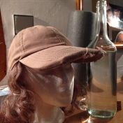 V herecke satne. Zatisi s hruskovici a Sulinovymi vlasy.