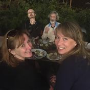 Inspektorka hlediště Lucie Marková (vlevo), Filip Marek - šéf techniky a jezerkovský správce Luboš.