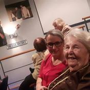 Oslavenkyně s vnučkou v hledišti Divadla Na Jezerce.