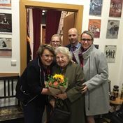 Šťastná oslavenkyně s rodinou - naše divačka Boženka Černohorská - na střídačce s Jiřinou Bohdalovou, která jí popřála přímo na jevišti Divadla Na Jezerce. Krásný zážitek!