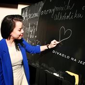 Produkční píše levou a ví, že Divadlo Na Jezerce je to pravé.