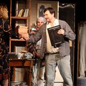 Některé knihy by měli mít v našich knihovnách zvláštní místo :-) Šťastná výherkyně a principál Jan Hrušínský