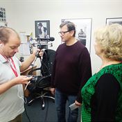 Nahráváme audio upoutávku na inscenaci Je úchvatná! A baví nás to! Ladislav Greiner (mistr zvuku), Jan Hrušínský a Libuška Švormová