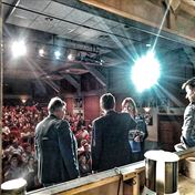 Dlaždiči z Práskni do bot losují výherce cen z Jezerky :-) Jan Hrušínský, Martin Sitta, Vlastimil Zavřel, Václav Liška.