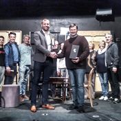 Uprostřed zkoušky na jevišti se ve dveřích objevil pan místostarosta Lukáš Zicha a předal panu principálovi skleněného tučňáka - tedy cenu za Nejlepší provozovnu roku 2018 v Praze 4. Děkujeme za každý hlas, milí diváci!