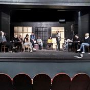 Momentka ze zkoušení - RES PUBLICA III na jevišti. 
Petr Vacek, Pavel Rímský, Libuše Švormová, Denisa Pfauserová, Ondřej Kavan, Zdeněk Hruška, Tereza Němcová, Rudolf Starz, Kristýna Hrušínská, Jan Hrušínský, Miluše Šplechtová. 