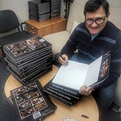 30 minut trvalo, než pan principál podepsal 100 knih :-) Vánoce 2018