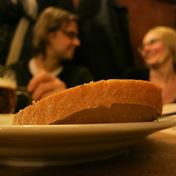 Chleba v pozadi Nik a Bara