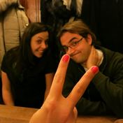 Veru vylepsuje fotku Terezce a Nikymu svou victorkou