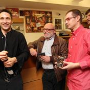 Mistr otvírá sampanske