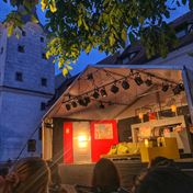 MANŽELSKÉ VRAŽDĚNÍ NA NÁDVOŘÍ ZÁMKU V DOBŘICHOVICÍCH