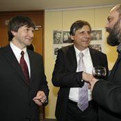 Premier po premiere Musime si pomahat. Principal JH premier JF a autor PJ