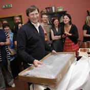 Jan Hrusinsky rozbaluje darek