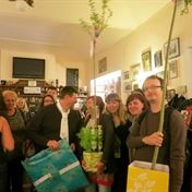 Principál 60_Jan Hrušínský dostává dárky od Radky Rüster Kristýny Rüster Lucie Markové a Filipa Marka