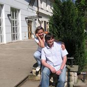 Je zasazeno. Honza a Mila po dobre vykonane praci. Foto archiv Divadla Na Jezerce