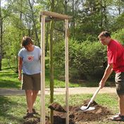 Hlina leti Bara a Radek