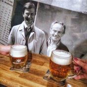 Jsme v dobré společnosti. Připíjelo se na památku Jana Třísky. Foto ze hry KUMŠT, kterou jsme uváděli v letech 2007-2012.